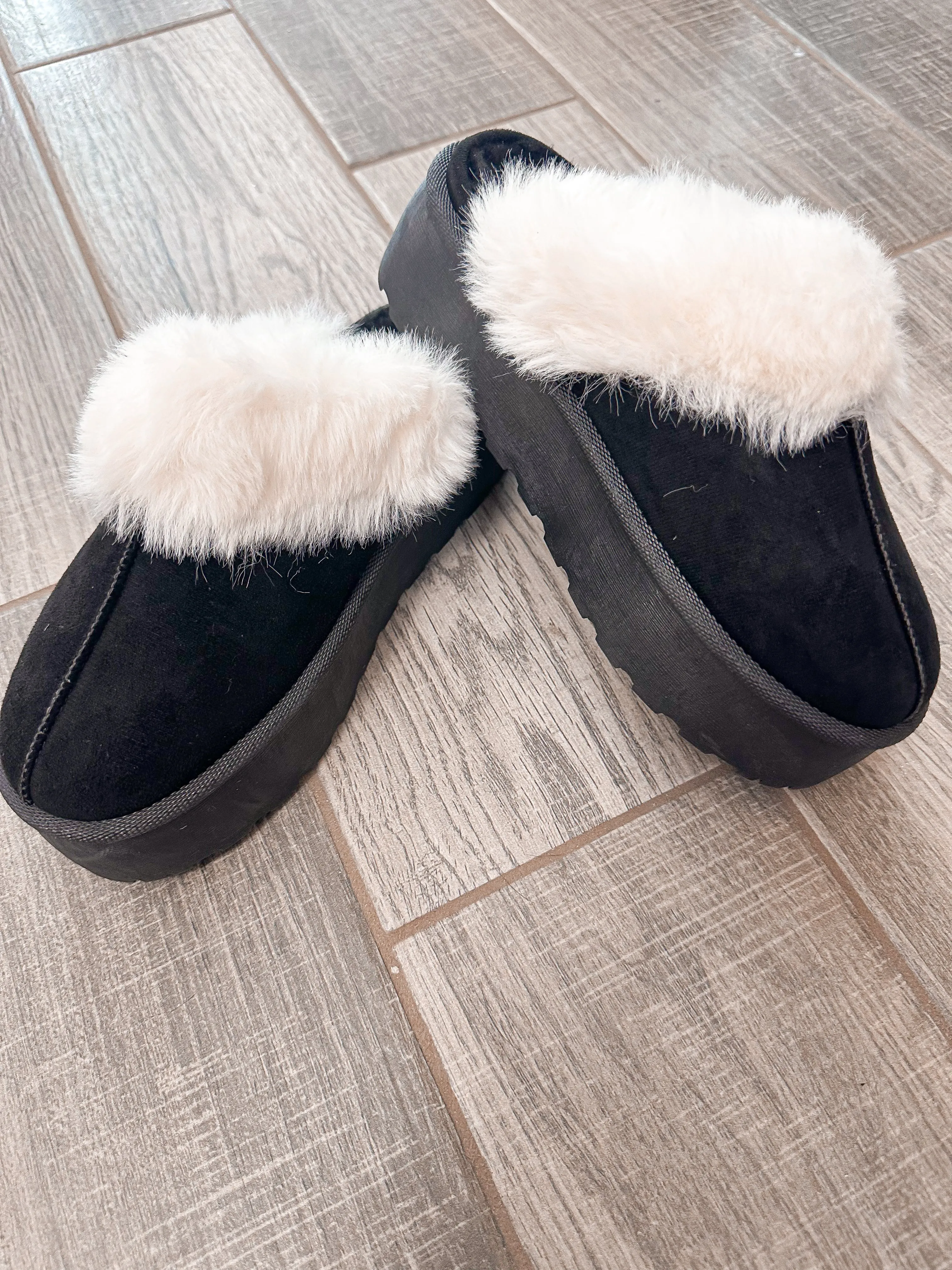 Dream Walker Fur Trim Snow Bootie Slippers in Black