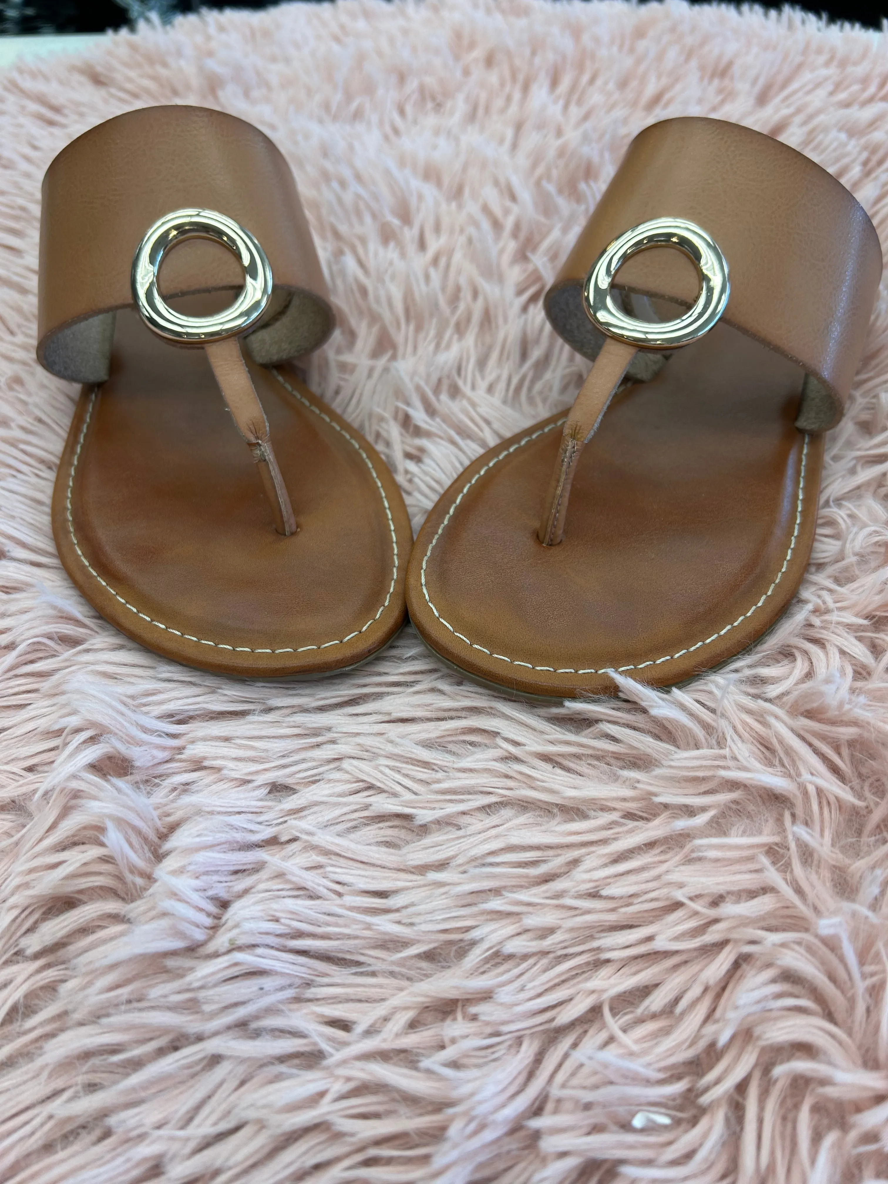 Sandals Flats By Clothes Mentor In Brown, Size: 8.5