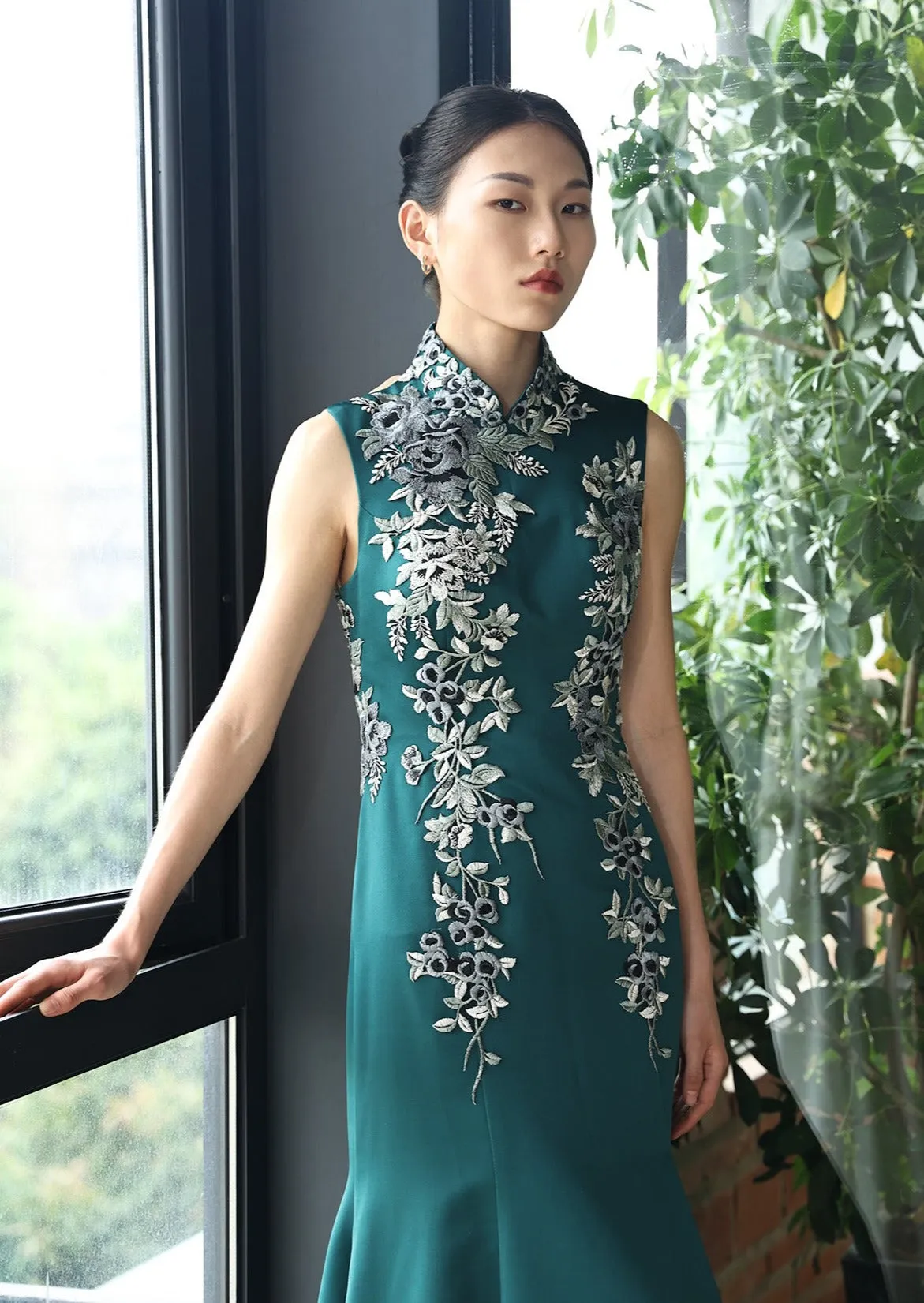 Snowdrops Open-Back Qipao (Dark Green)