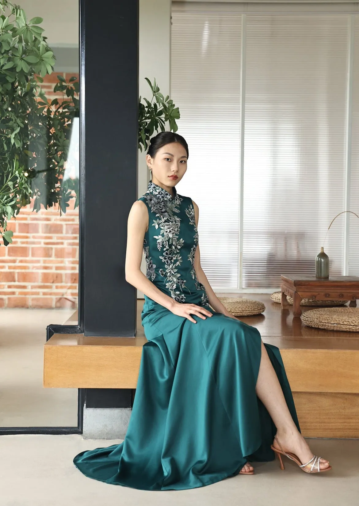 Snowdrops Open-Back Qipao (Dark Green)